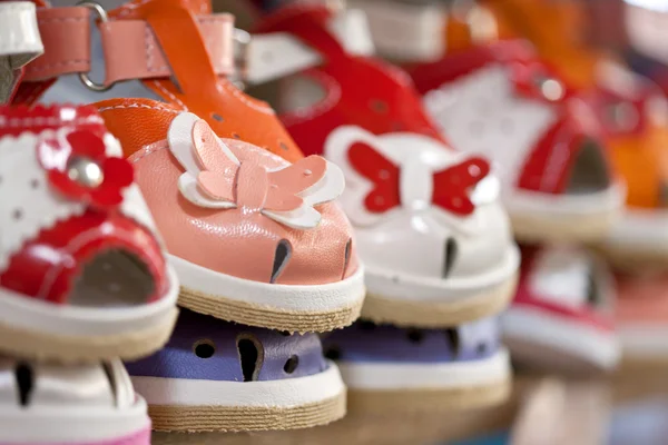 Sapatos infantis coloridos — Fotografia de Stock