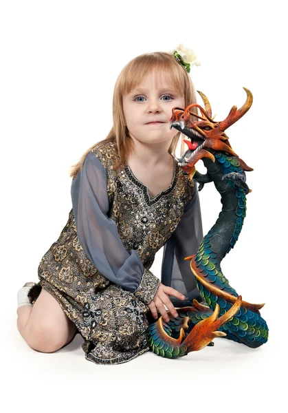 Kleines Mädchen auf dem Boden im Atelier mit einem dekorativen — Stockfoto