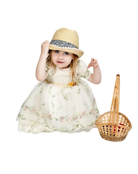 Menina em um chapéu de palha com uma cesta tecida — Fotografia de Stock