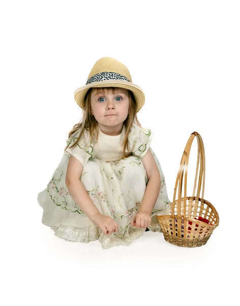 Malá holčička v slaměný klobouk s košem — Stock fotografie