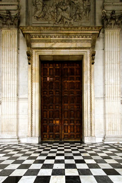 Mittelalterliche Tür — Stockfoto