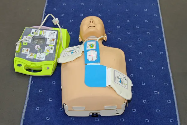 Манекен AED — стоковое фото