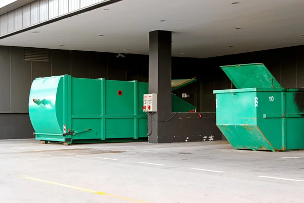 Hydraulic press container — Stockfoto