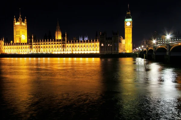 Parlamento binaları gece — Stok fotoğraf