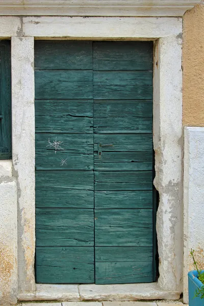 Zielone drzwi — Zdjęcie stockowe