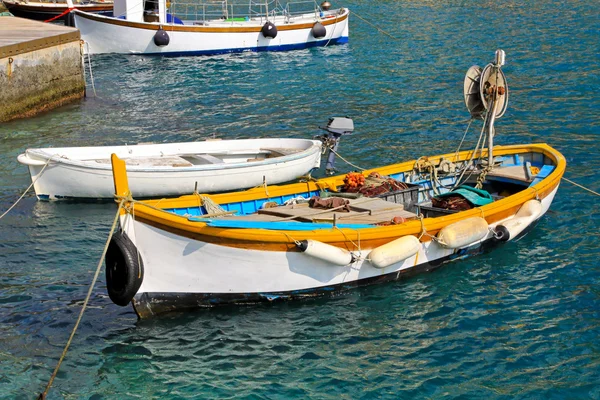 Pequeño barco de pesca — Foto de Stock