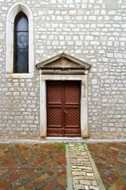 kilise kapısına