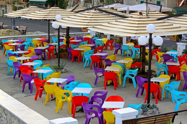 Цветные стулья — стоковое фото