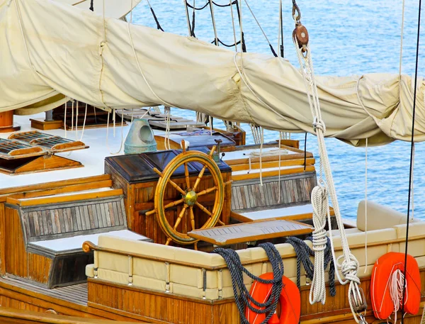 Barca a vela timoneria — Foto Stock