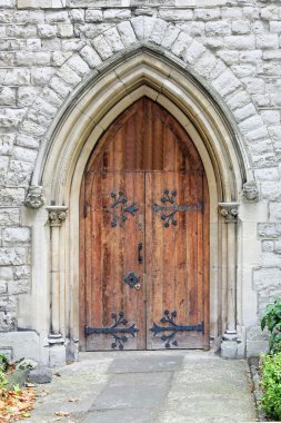kilise kapısına