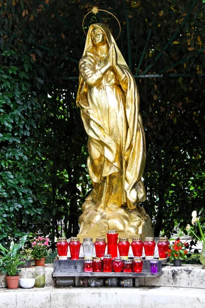 金黄的圣母雕像 — 图库照片