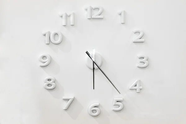 화이트 벽 시계 — 스톡 사진