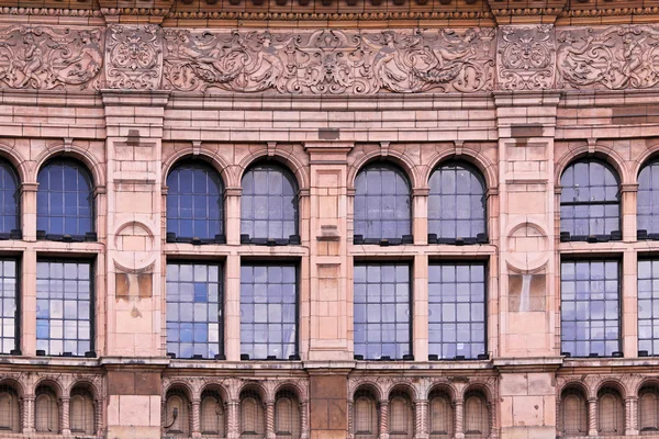 Средневековые окна — стоковое фото