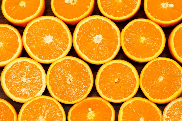 Половинки апельсинов — стоковое фото
