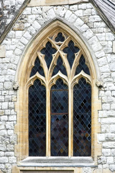 Ikkuna kirkossa — kuvapankkivalokuva