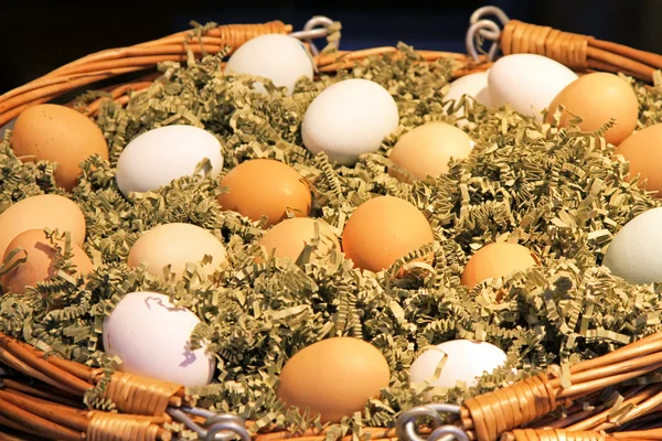 Jajka w koszyku — Zdjęcie stockowe