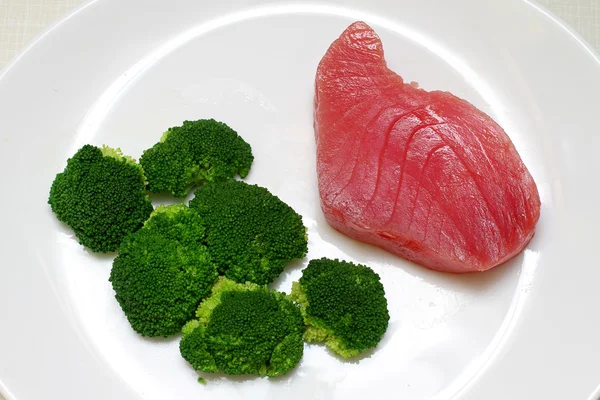 Atum e brócolos — Fotografia de Stock