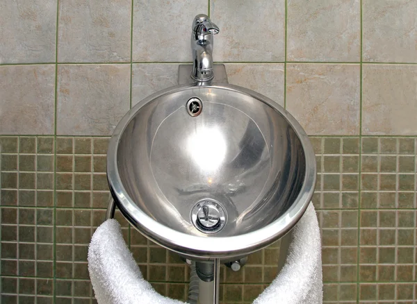 Glänzendes Waschbecken — Stockfoto