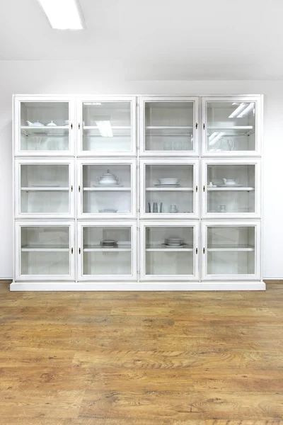 Белый стеклянный шкаф — стоковое фото