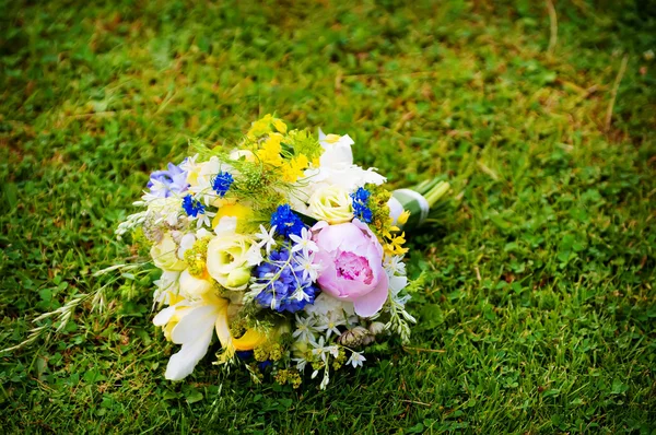 Wedding bouquet with wild flowers — Stock Photo, Image