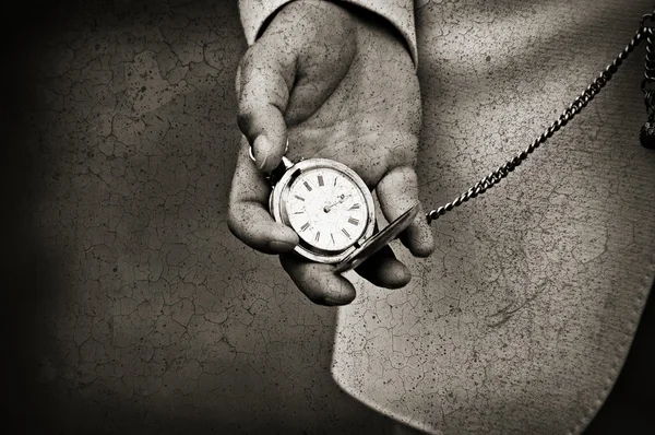 Alte Uhr in den Händen. — Stockfoto