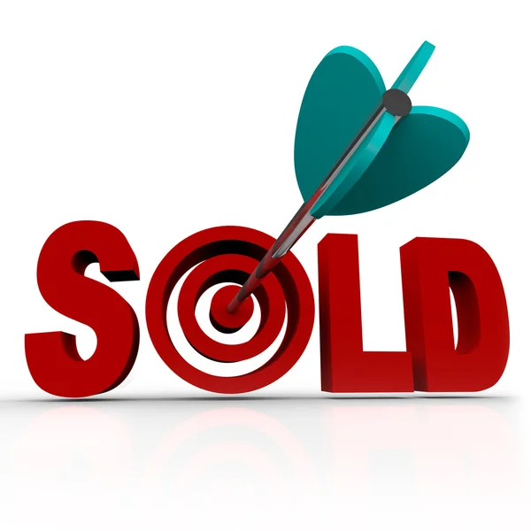 Verkocht - arrow in woord bullseye - gedaan deal transactie — Stockfoto