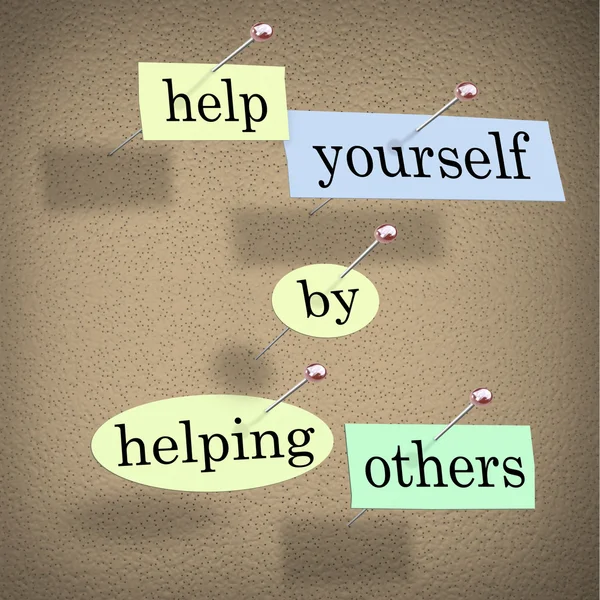 Sich selbst helfen, indem man anderen hilft - Worte an Bord geheftet — Stockfoto