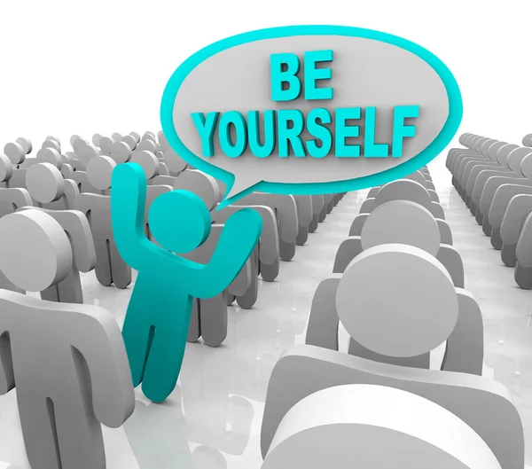 Var dig själv - en annan person som står ut i mängden — Stockfoto
