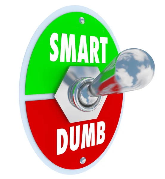 Έξυπνος vs χαζή - επιλέξτε νοημοσύνη πέρα από άγνοια — Φωτογραφία Αρχείου