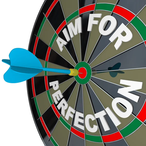 Streven naar perfectie - dart hits doelstelling bulls-eye op dartbord — Stockfoto