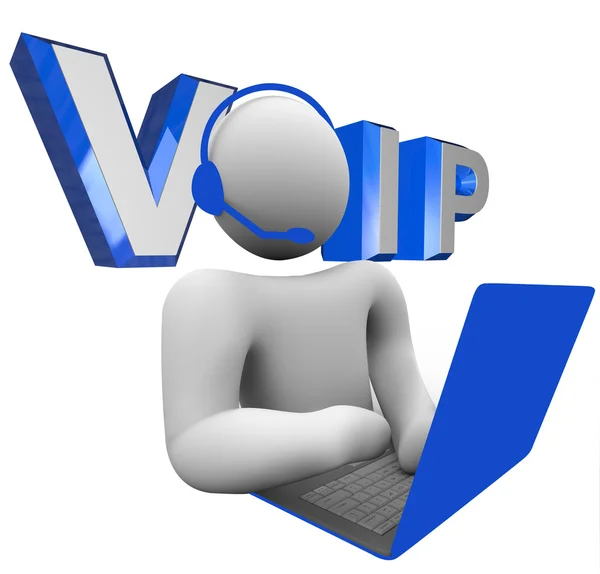 VoIP kişi üzerinde bilgisayar ses Internet Protokolü üzerinden konuşuyor — Stok fotoğraf