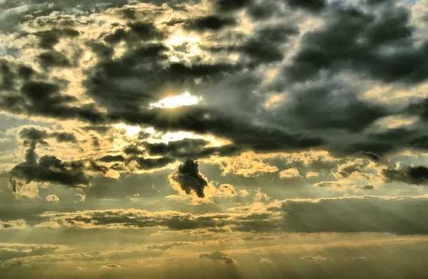 Dramatische Wolken im Hintergrund — Stockfoto