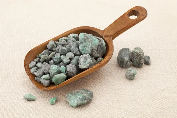 Piedras preciosas esmeralda cruda — Foto de Stock