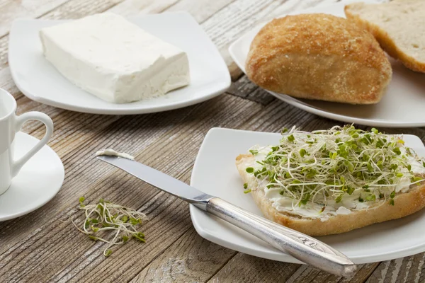 Roll with cream cheese and sprouts — Stock Photo, Image