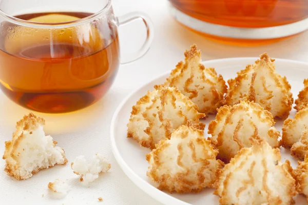 Tea and coconut macaroons — Stock Photo, Image