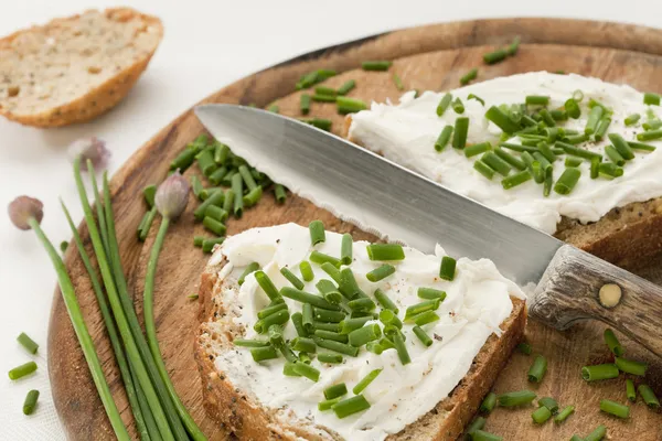 Krem peynir ve chives ile ekmek — Stok fotoğraf