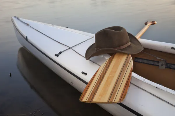 Pagaia, cappello e canoa — Foto Stock