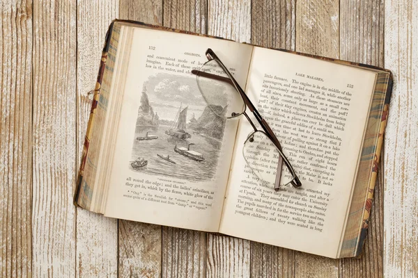 Libro antico su un tavolo grunge — Foto Stock