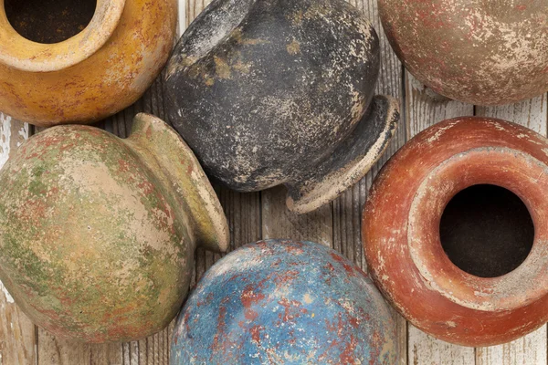 Гранж-глиняные горшки — стоковое фото