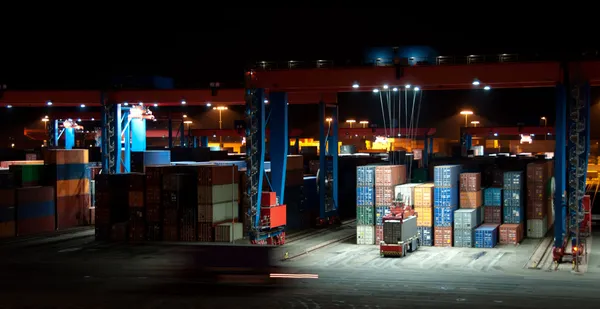 在晚上的商业集装箱港口。 — 图库照片