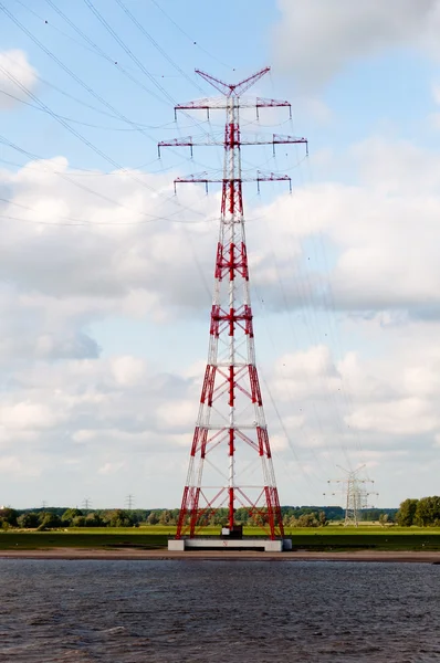 Enorm power pole på blå himmel bakgrund — Stockfoto