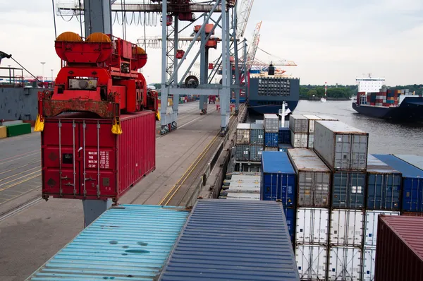 Containerfartyg som (un) laddas — Stockfoto