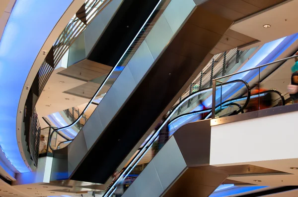 En escaleras mecánicas en centro comercial moderno —  Fotos de Stock