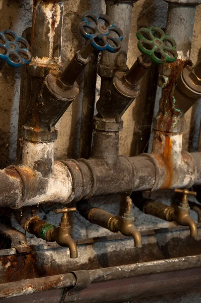 Viejas tuberías y válvulas oxidadas —  Fotos de Stock