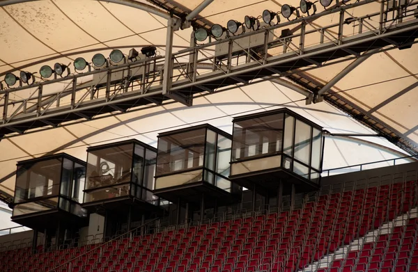 Telhado do estádio de futebol com cabine de comentários — Fotografia de Stock