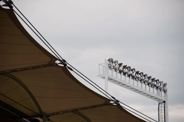 一个足球体育场灯与屋面施工 — 图库照片