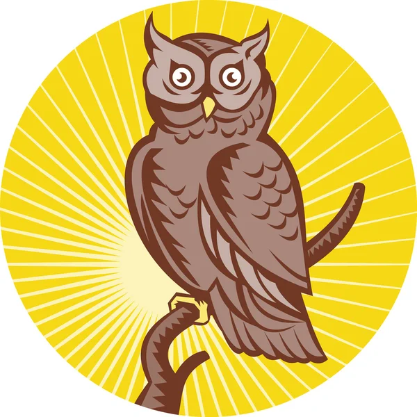 Great horned owl sittande träsnitt — Stockfoto
