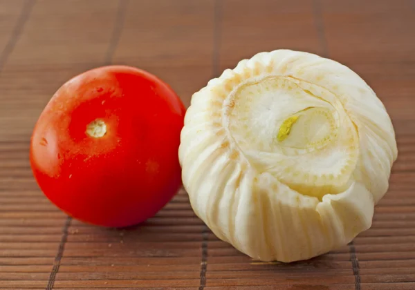 Fenkoli ja tomaatti — kuvapankkivalokuva