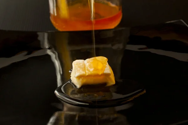 Сыр и мед — стоковое фото