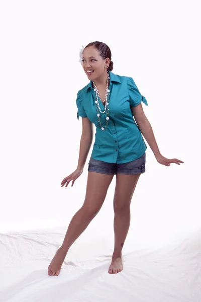 Jovem mulher étnica mista de pé shorts camisa — Fotografia de Stock